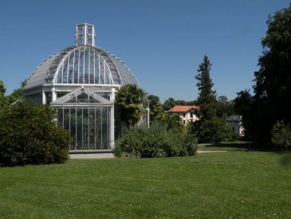 Temperate greenhouse, Herbarium “La Console” and the house for school activities (from left to right)