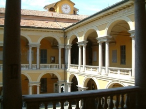 L'ingresso della Biblioteca Universitaria di Pavia sul ballatoio del Cortile delle statue