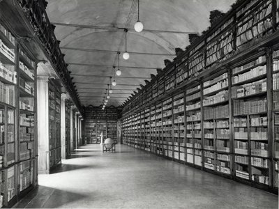 Salone Teresiano della Bilioteca Universitaria di Pavia alla fine degli anni 30 del XX secolo